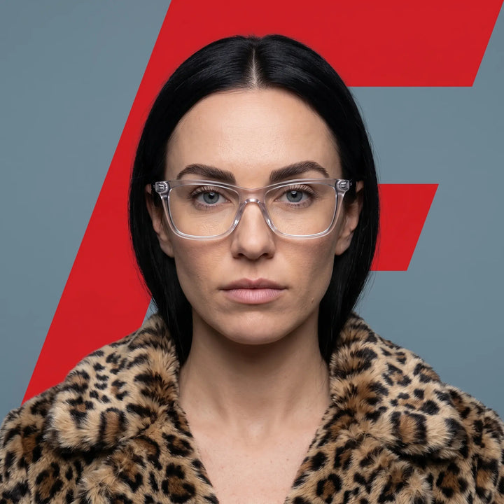 Anteojos Fiore 5228 en transparent, en modelo – retrato de campaña, studio portrait with sculptural styling