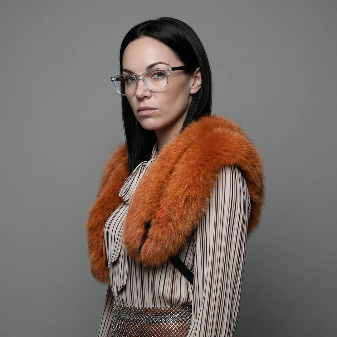 Anteojos Fiore 5228 en transparent, en modelo – retrato de campaña, bold studio pose in vintage tweed