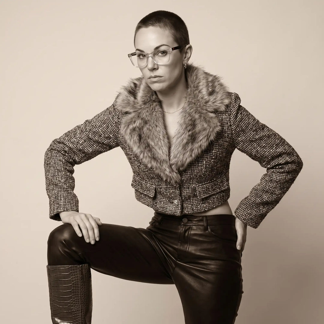 Anteojos Fiore 5228 en transparent, en modelo – retrato de campaña, full-length studio portrait in tweed and leather