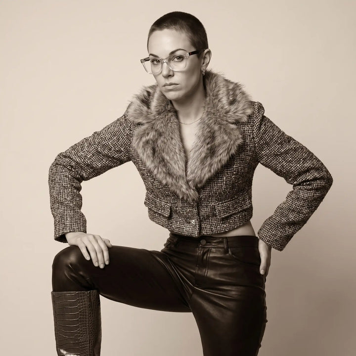 Anteojos Fiore 5228 en transparente, en modelo – retrato de campaña, full-length studio portrait in tweed and leather