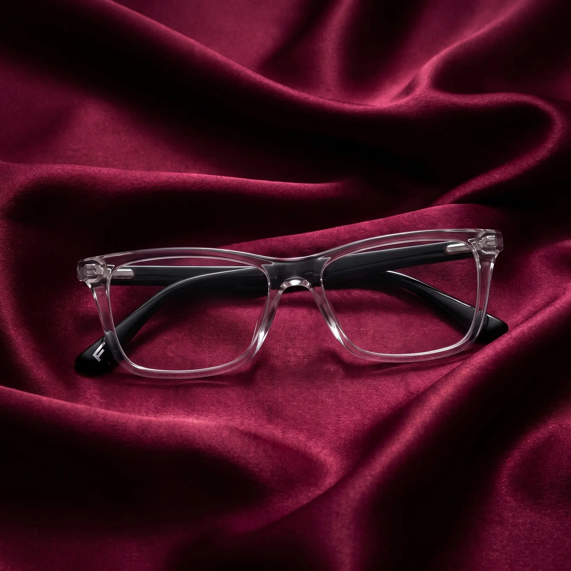 Anteojos Fiore 5228 en transparent – nested in flowing burgundy silk