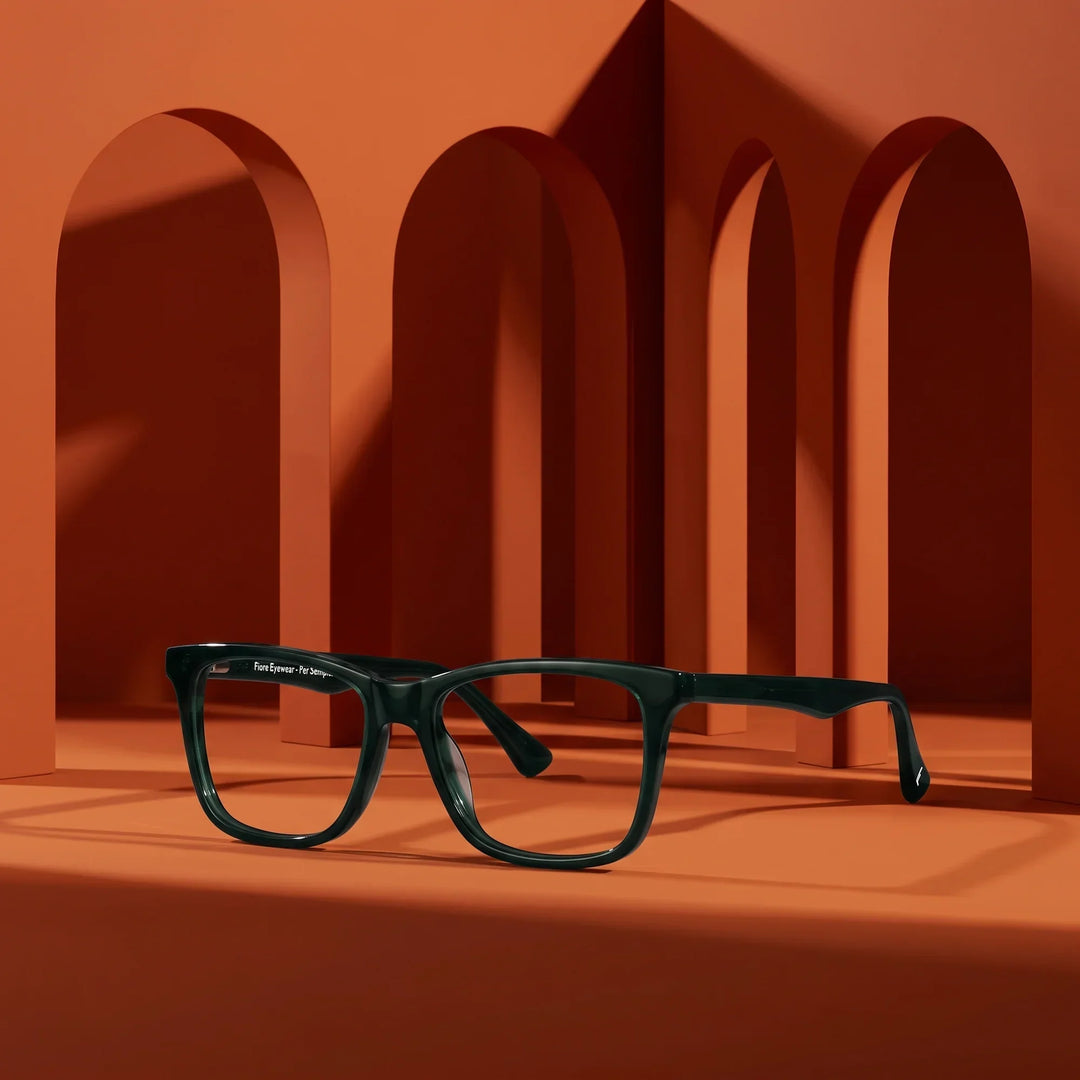 Anteojos Fiore 5228 en verde – staged on a sculptural burnt orange architecture set