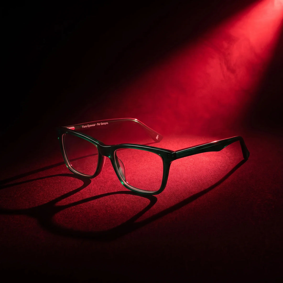 Anteojos Fiore 5228 en verde – bajo un haz de luz teatral