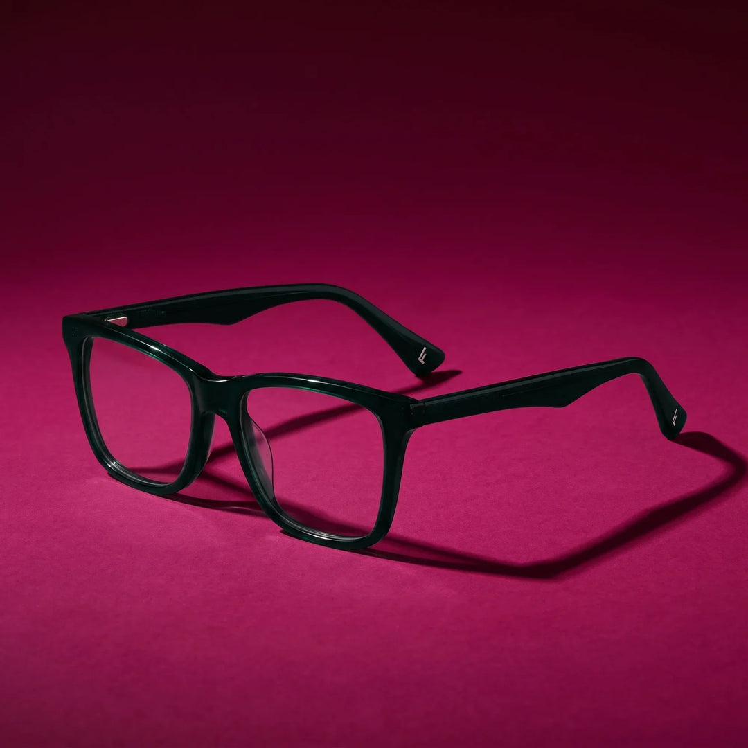 Anteojos Fiore 5228 en verde – hero still life against a deep magenta backdrop