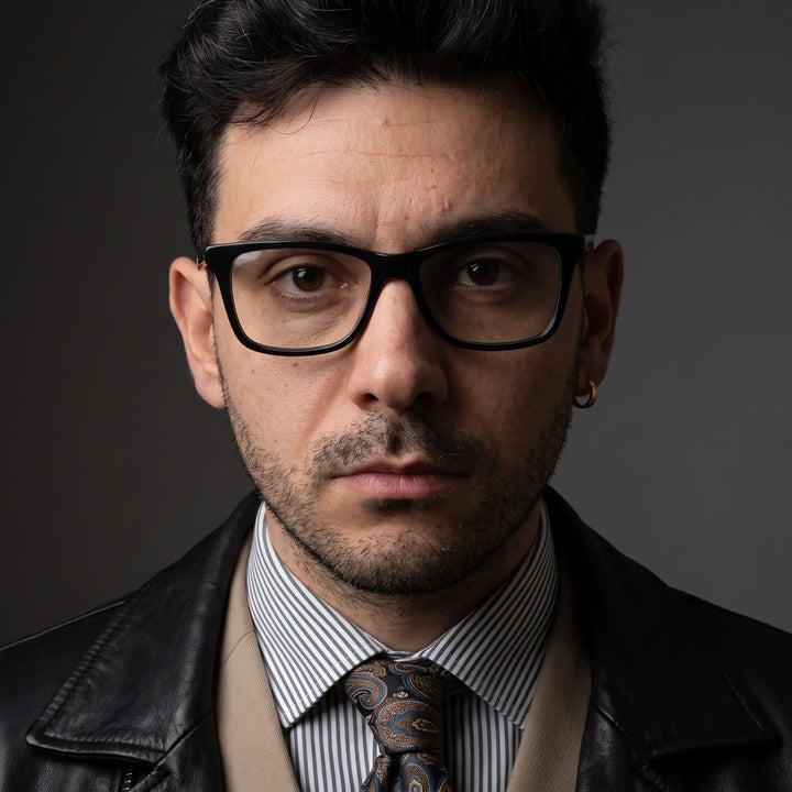 Anteojos Fiore 5228 en verde, en modelo – retrato de campaña, minimal studio portrait in soft daylight