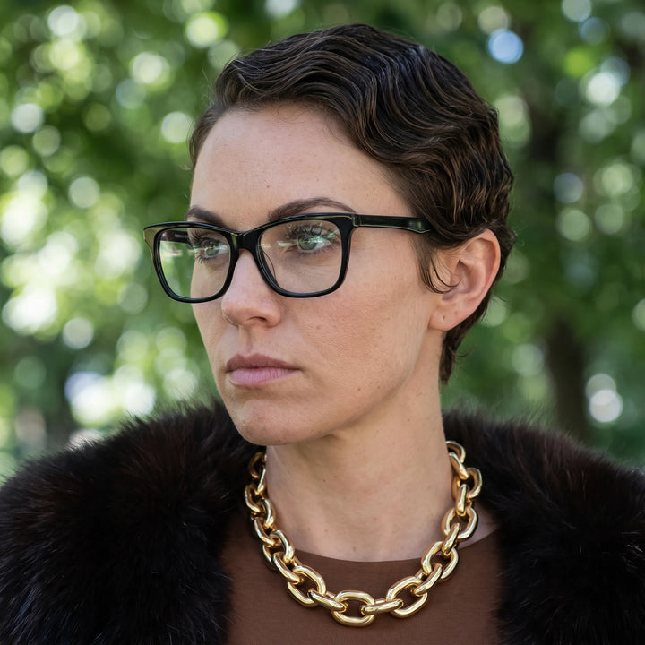 Anteojos Fiore 5228 en verde, en modelo – retrato de campaña, fur-collar portrait in dappled daylight