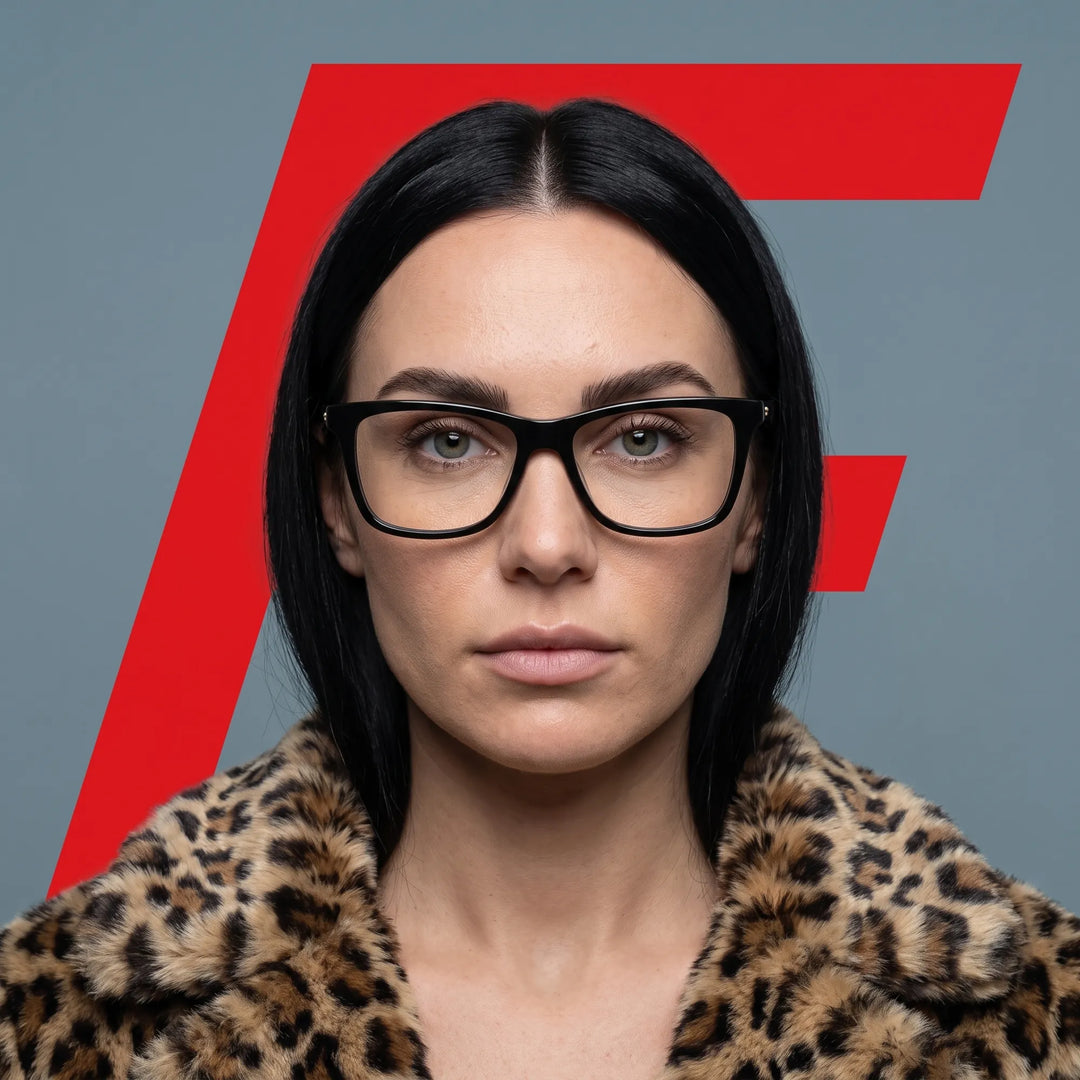 Anteojos Fiore 5228 en verde, en modelo – retrato de campaña, studio portrait with sculptural styling
