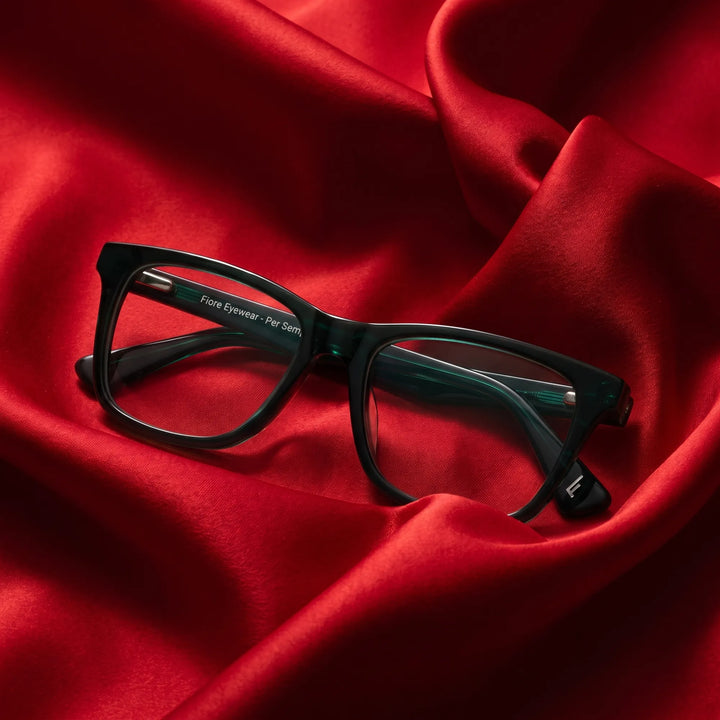 Anteojos Fiore 5228 en verde – nested in flowing vivid red silk