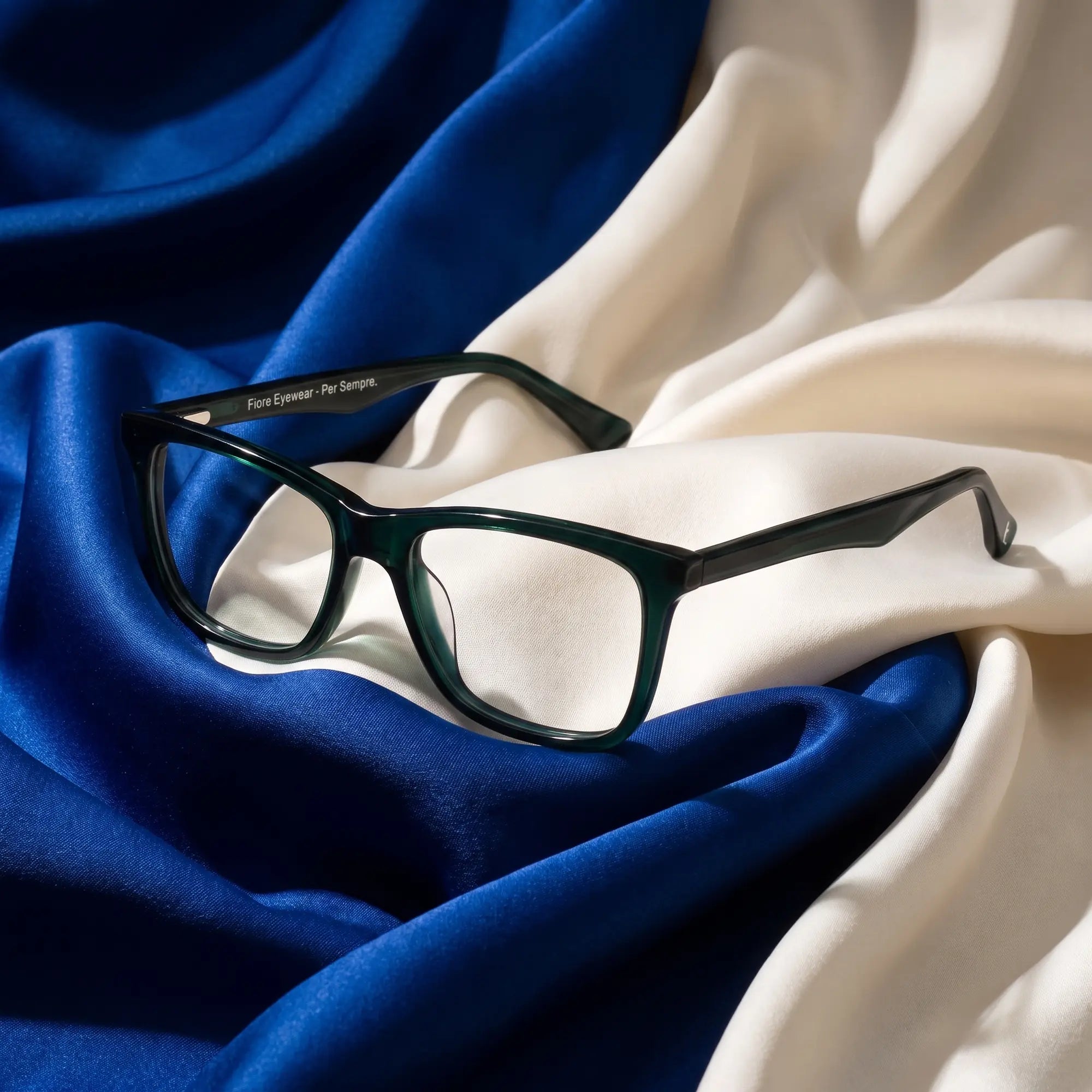 Anteojos Fiore 5228 en verde – sobre seda cobalto y marfil drapeada
