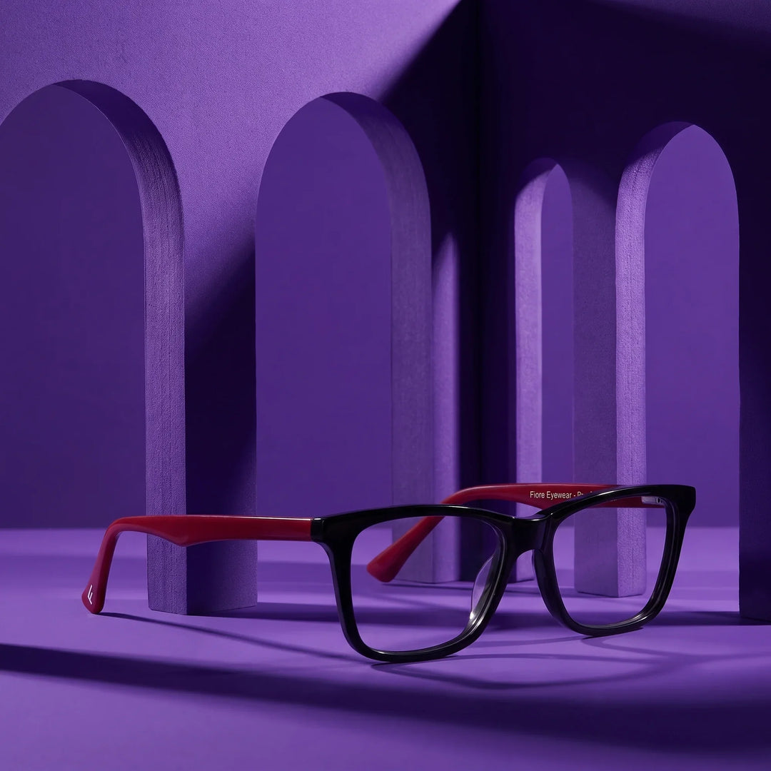 Anteojos Fiore 5228 en negro – puesta en escena en un set arquitectónico violeta