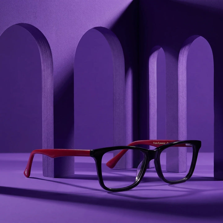 Anteojos Fiore 5228 en negro – puesta en escena en un set arquitectónico violeta