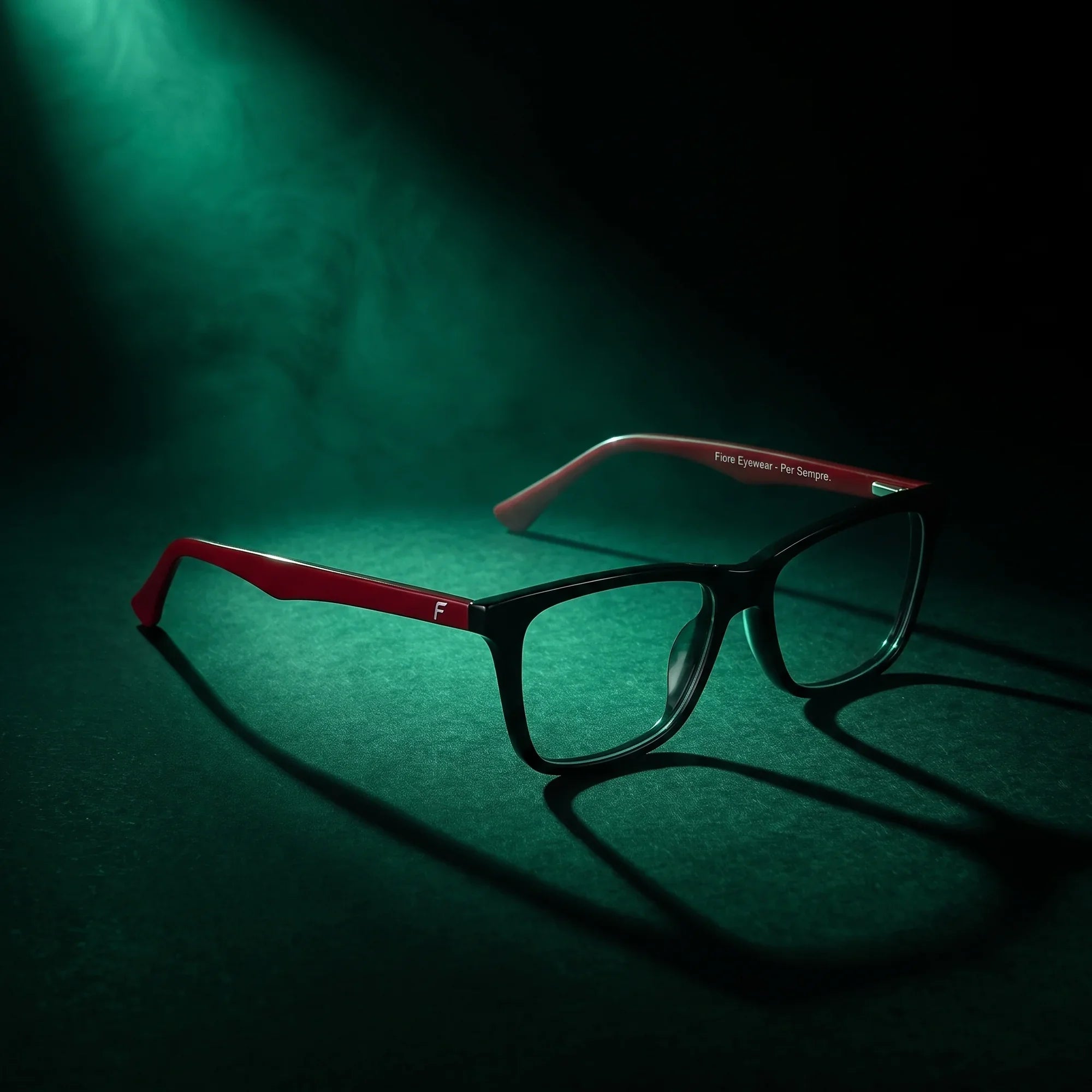 Anteojos Fiore 5228 en negro – bajo un haz de luz teatral