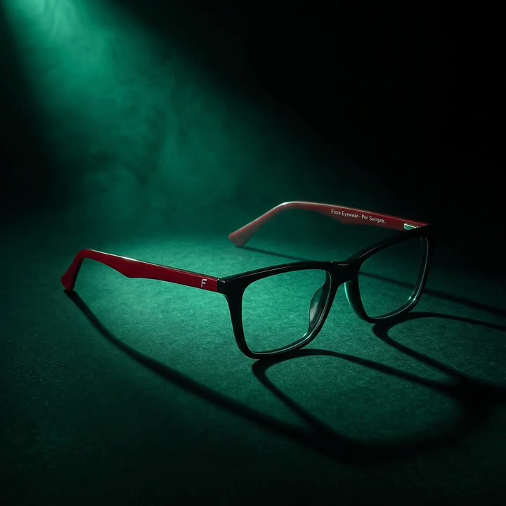 Anteojos Fiore 5228 en negro – bajo un haz de luz teatral