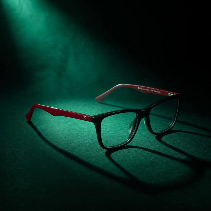 Anteojos Fiore 5228 en negro – bajo un haz de luz teatral