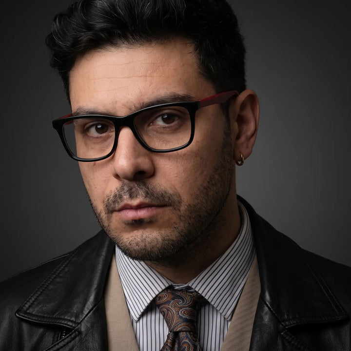 Anteojos Fiore 5228 en negro, en modelo – retrato de campaña, minimal studio portrait in soft daylight