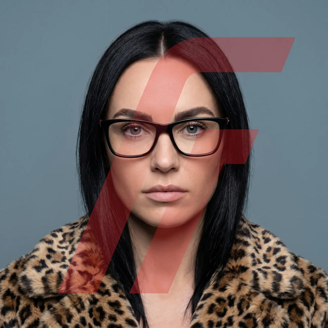 Anteojos Fiore 5228 en negro, en modelo – retrato de campaña, studio portrait with sculptural styling