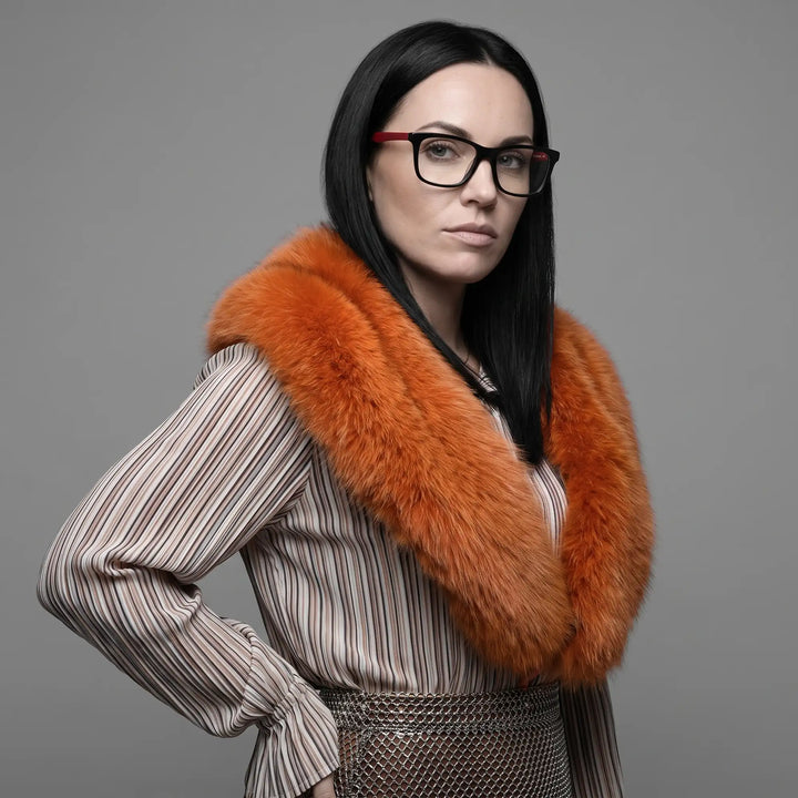 Anteojos Fiore 5228 en negro, en modelo – retrato de campaña, bold studio pose in vintage tweed