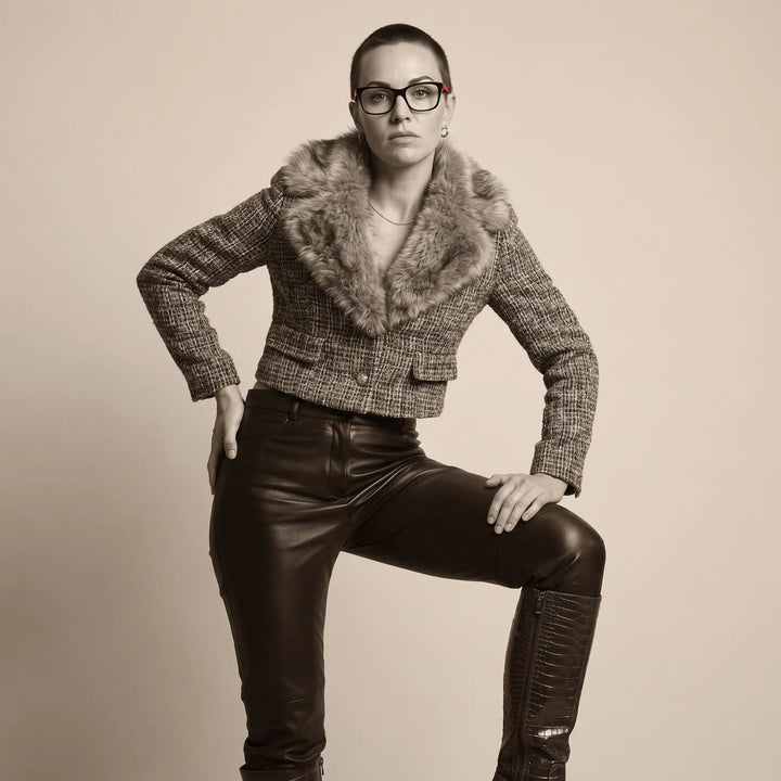 Anteojos Fiore 5228 en negro, en modelo – retrato de campaña, full-length studio portrait in tweed and leather