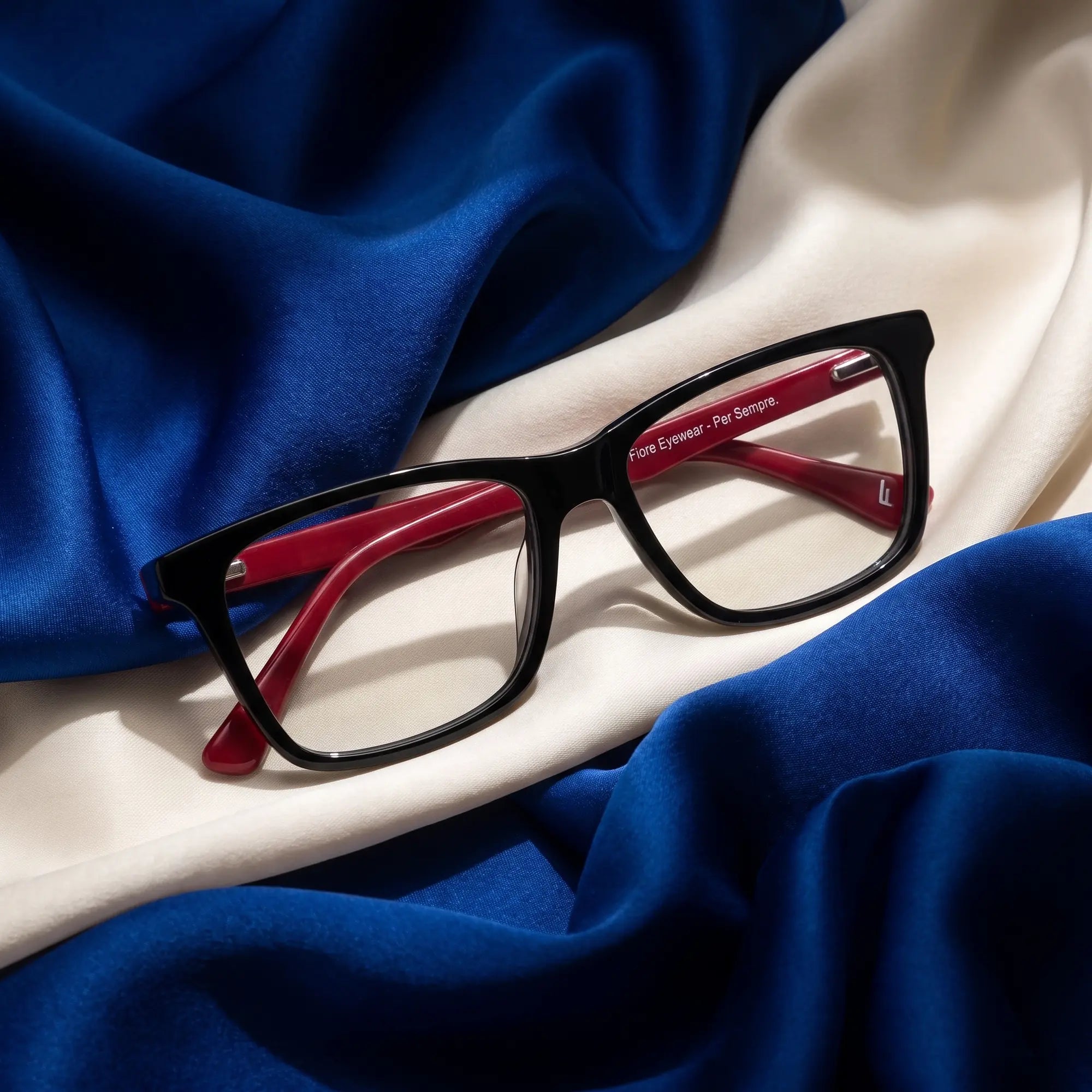 Anteojos Fiore 5228 en negro – sobre seda cobalto y marfil drapeada