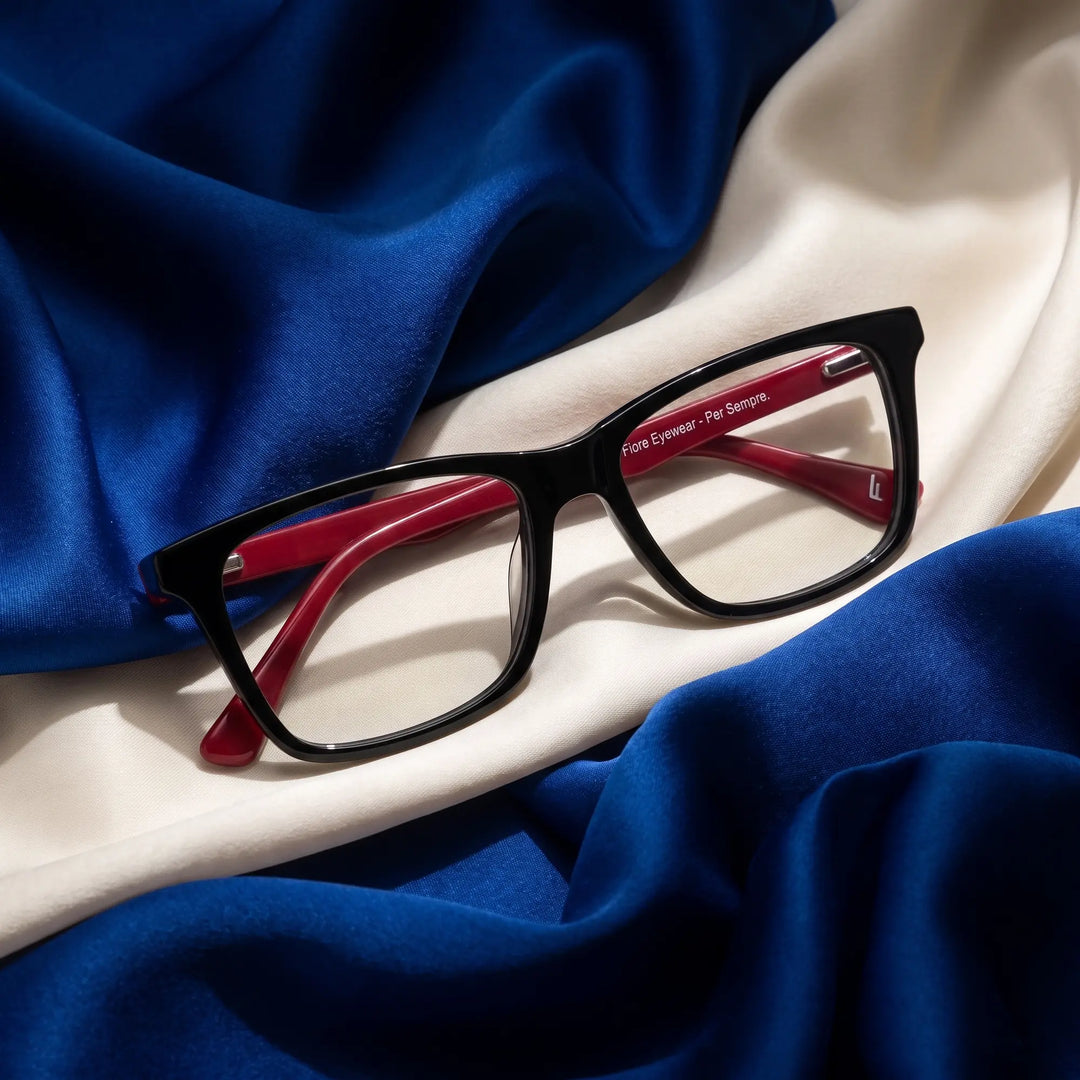 Anteojos Fiore 5228 en negro – sobre seda cobalto y marfil drapeada