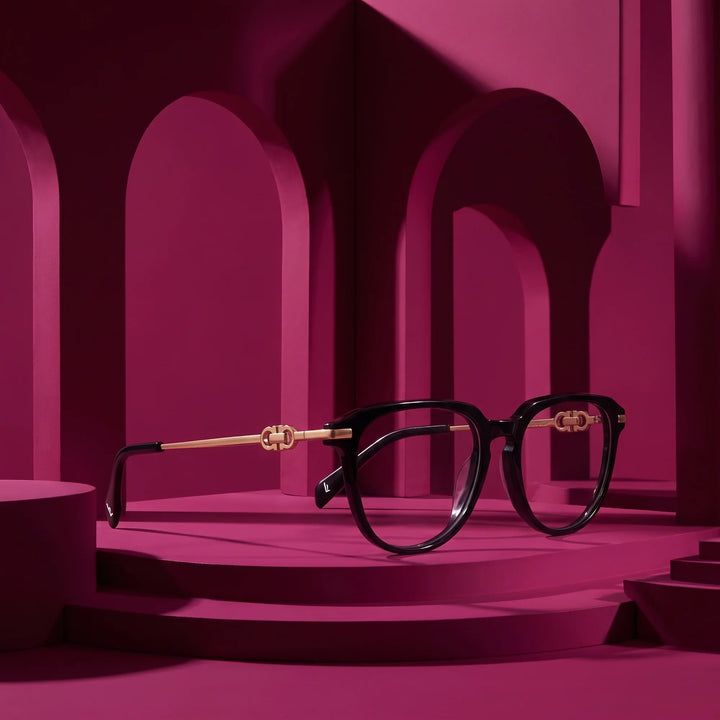 Anteojos Fiore 5409 en negro – staged on a sculptural magenta architecture set