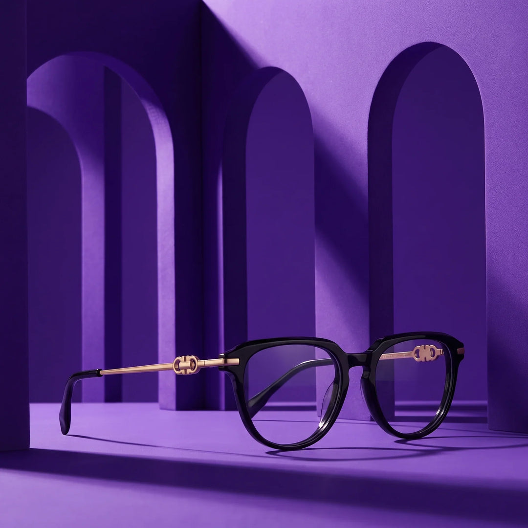 Anteojos Fiore 5409 en negro – displayed on a violet podium among arches