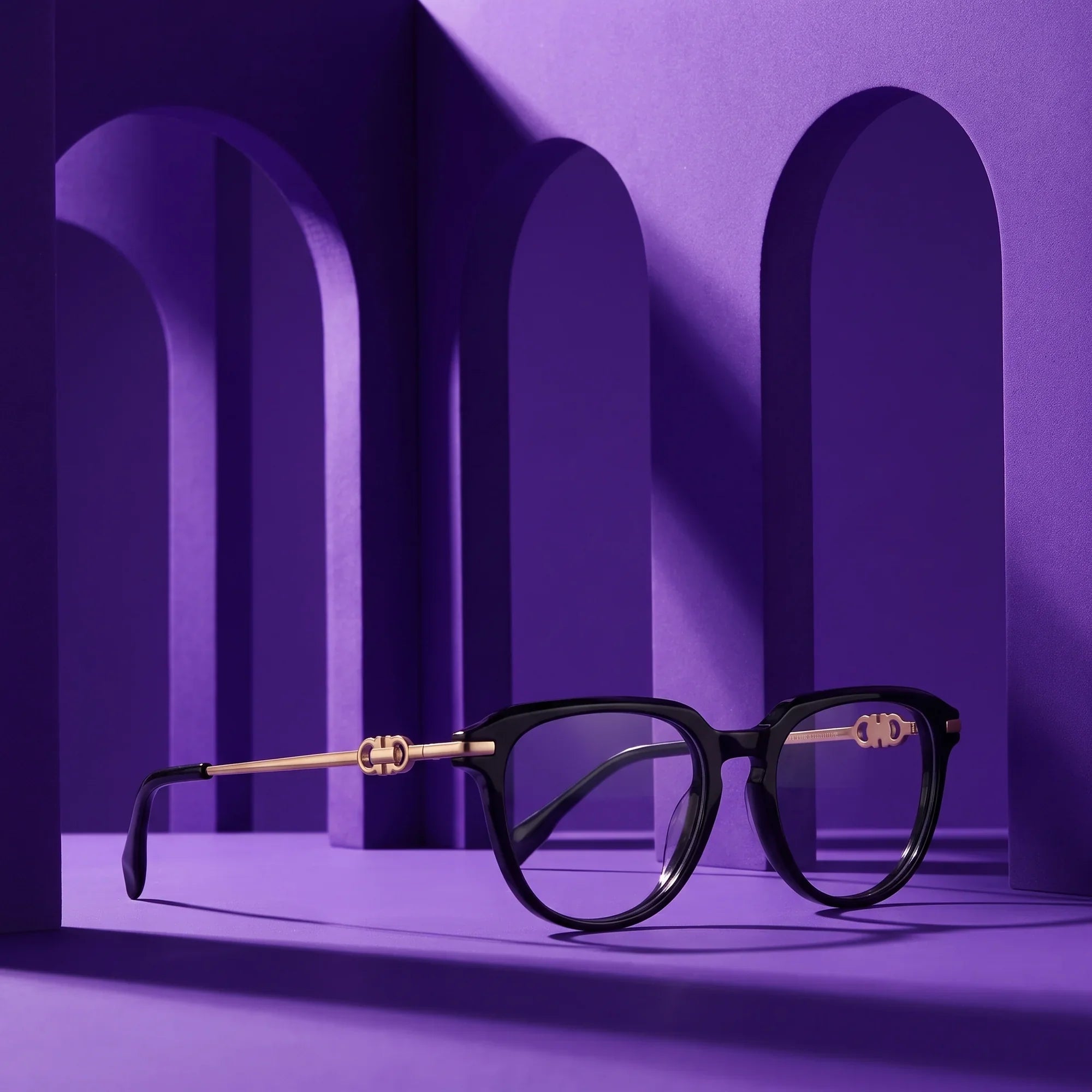 Anteojos Fiore 5409 en negro – displayed on a violet podium among arches