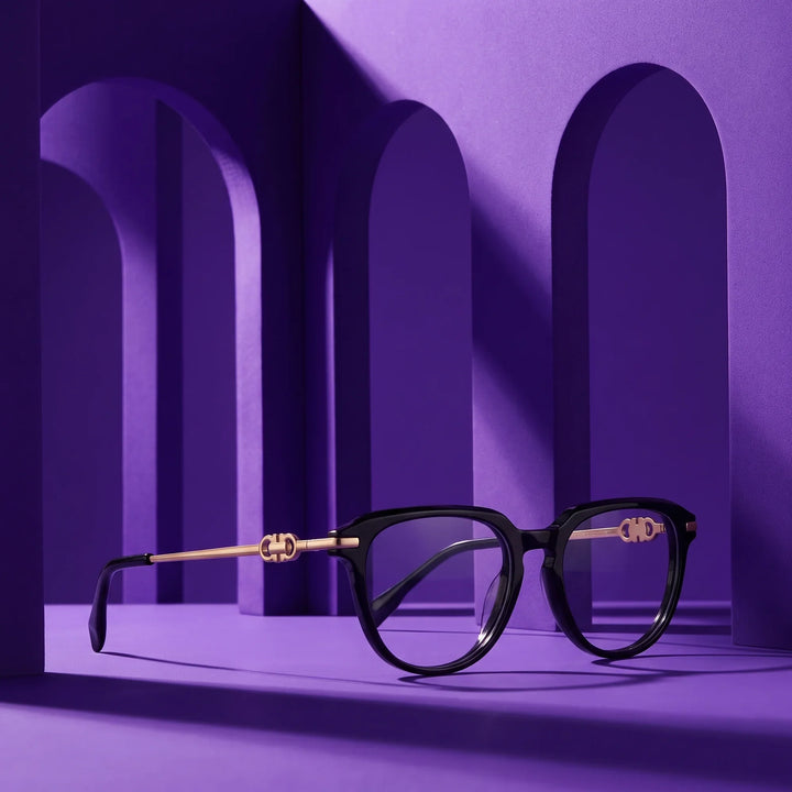 Anteojos Fiore 5409 en negro – displayed on a violet podium among arches