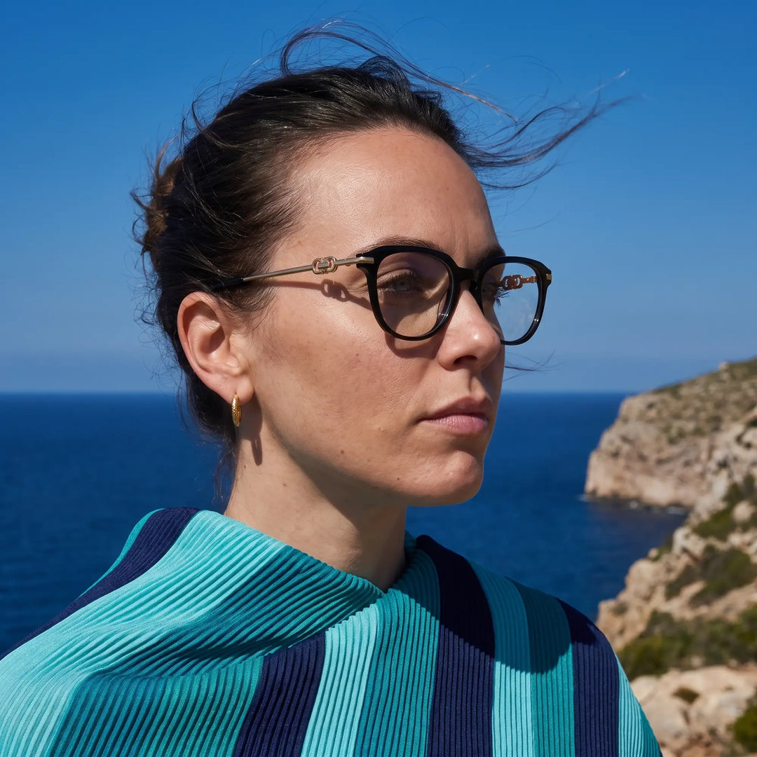 Anteojos Fiore 5409 en negro, en modelo – retrato de campaña, retrato al viento sobre el mar azul profundo