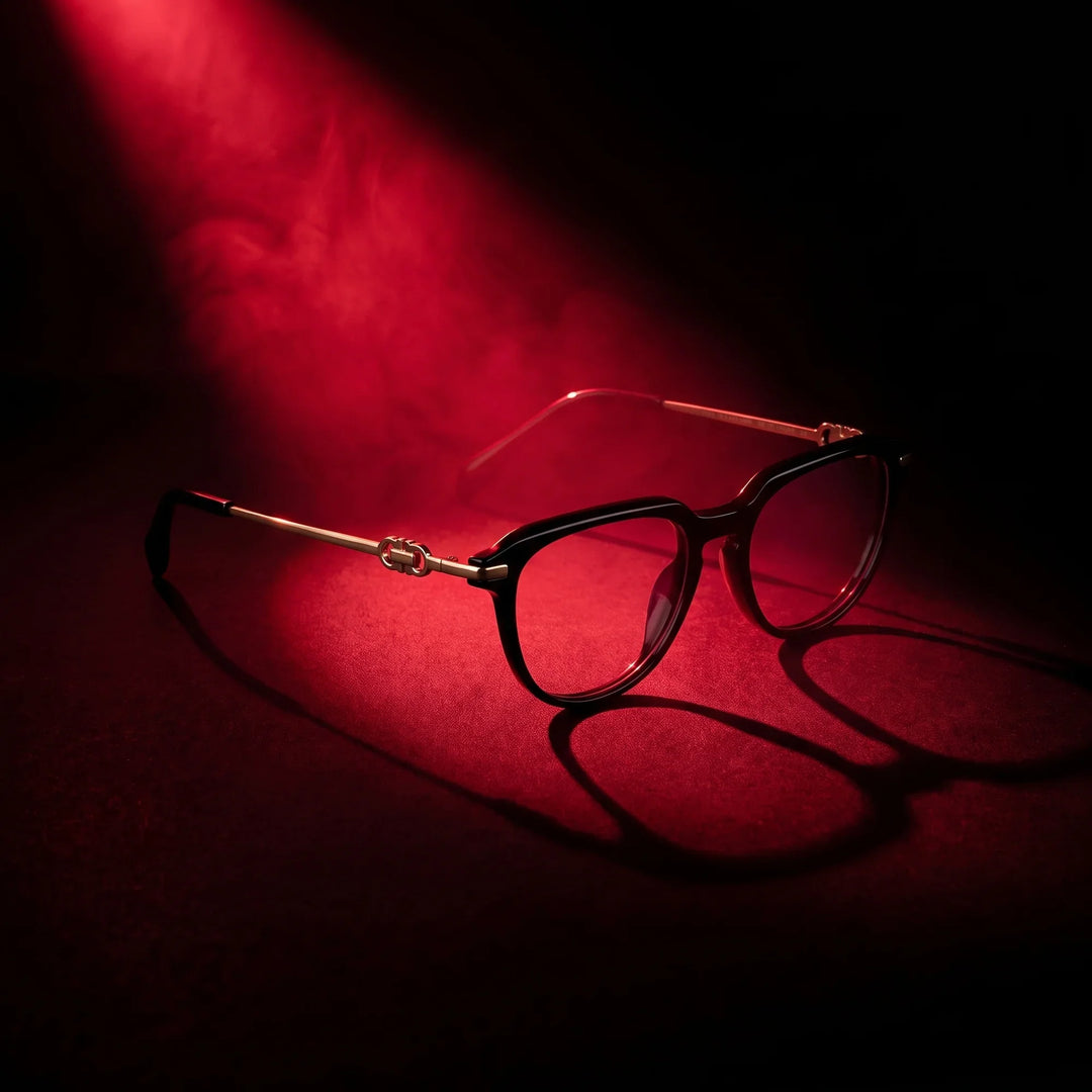 Anteojos Fiore 5409 en negro – bajo un haz de luz teatral