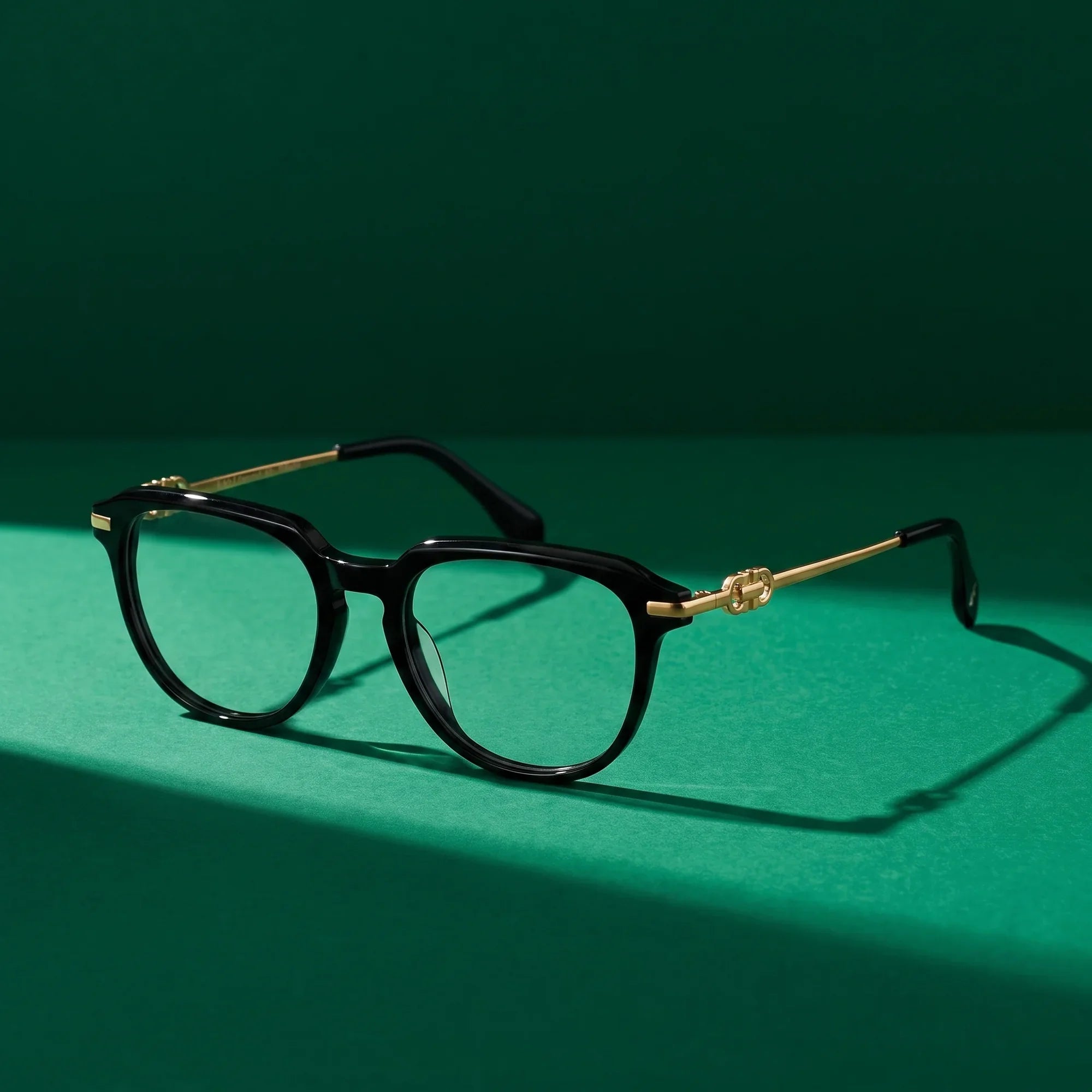 Anteojos Fiore 5409 en negro – still life on a seamless emerald studio backdrop