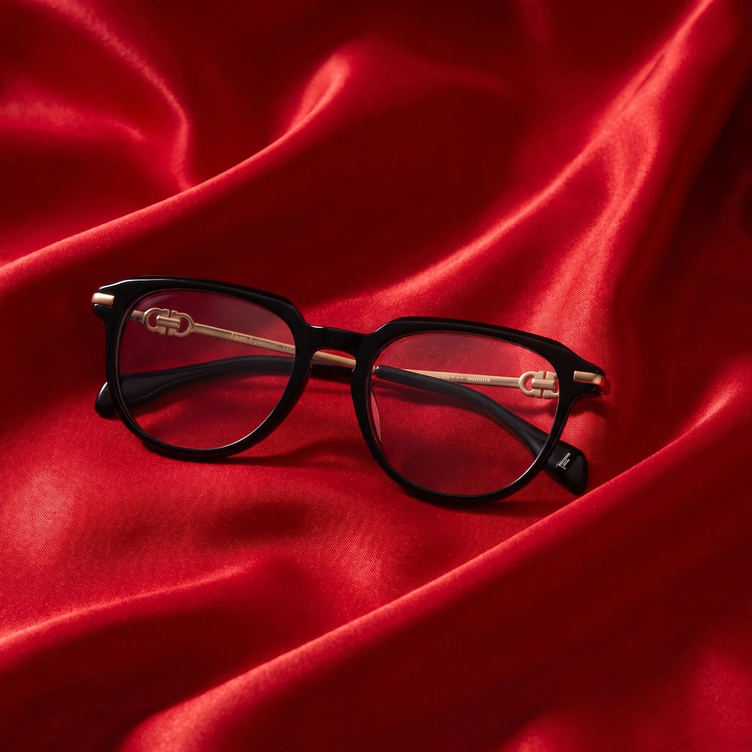 Anteojos Fiore 5409 en negro – nested in flowing vivid red silk