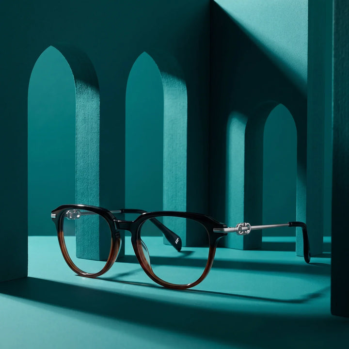Anteojos Fiore 5409 en negro café – still life among monochrome teal arches