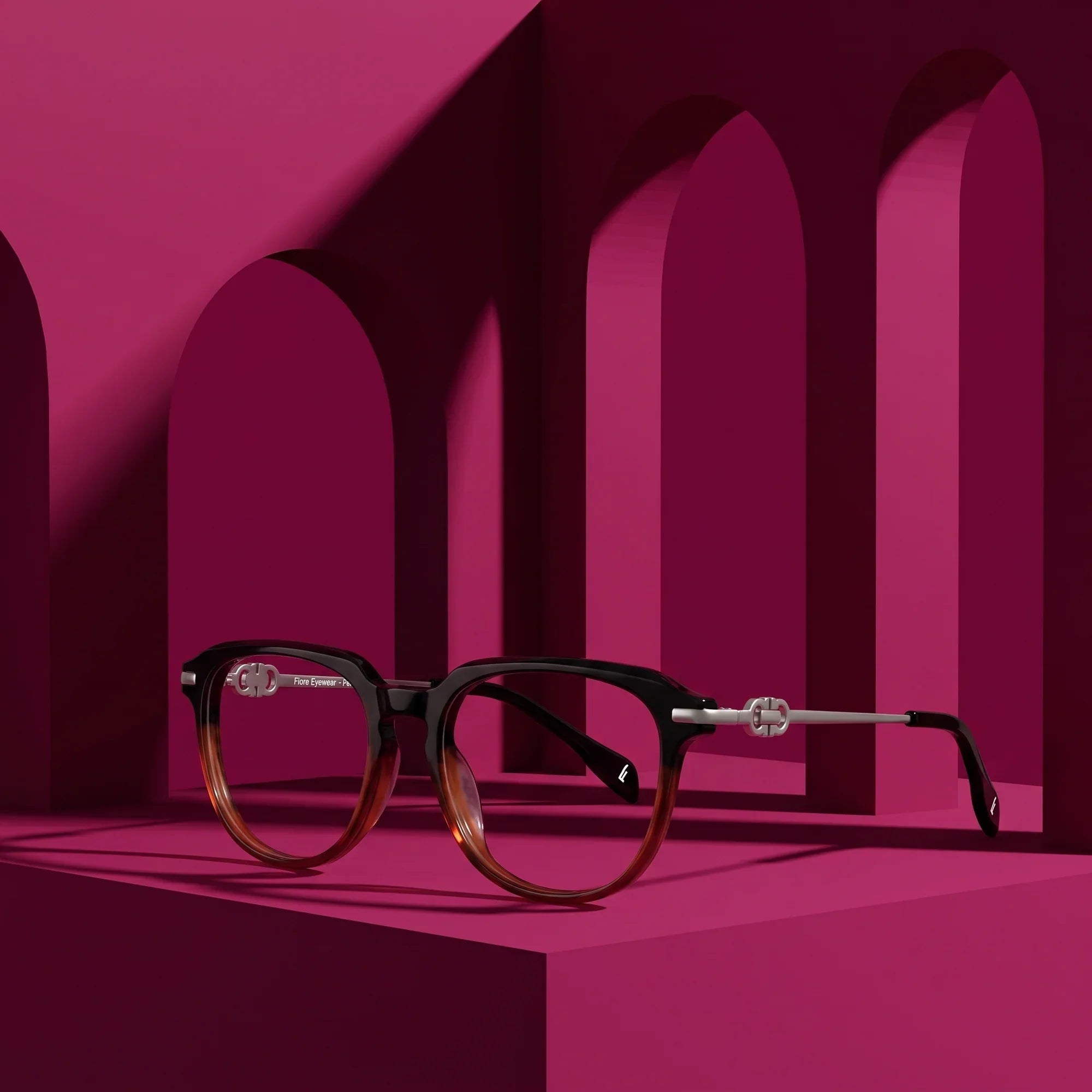 Anteojos Fiore 5409 en black brown – displayed on a magenta podium among arches