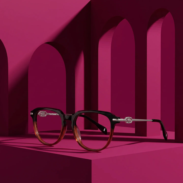 Anteojos Fiore 5409 en black brown – displayed on a magenta podium among arches