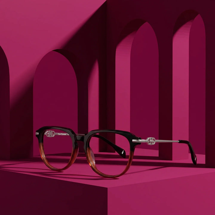 Anteojos Fiore 5409 en negro café – displayed on a magenta podium among arches