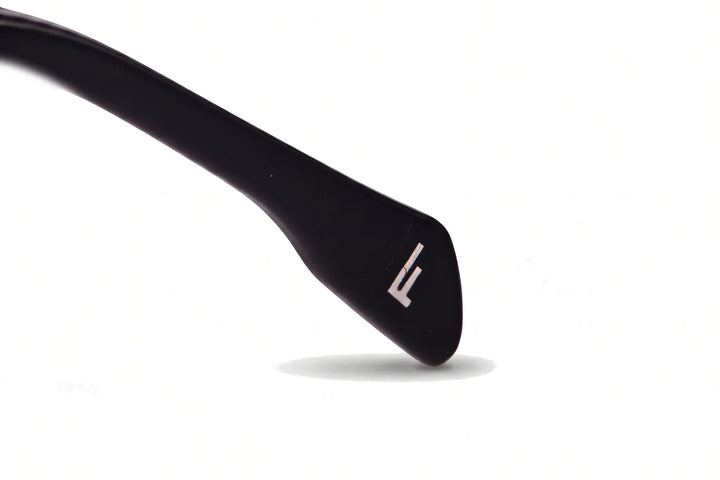 Lentes de sol Fiore 5409 Brown – detalle del logo en la patilla #color_cafe