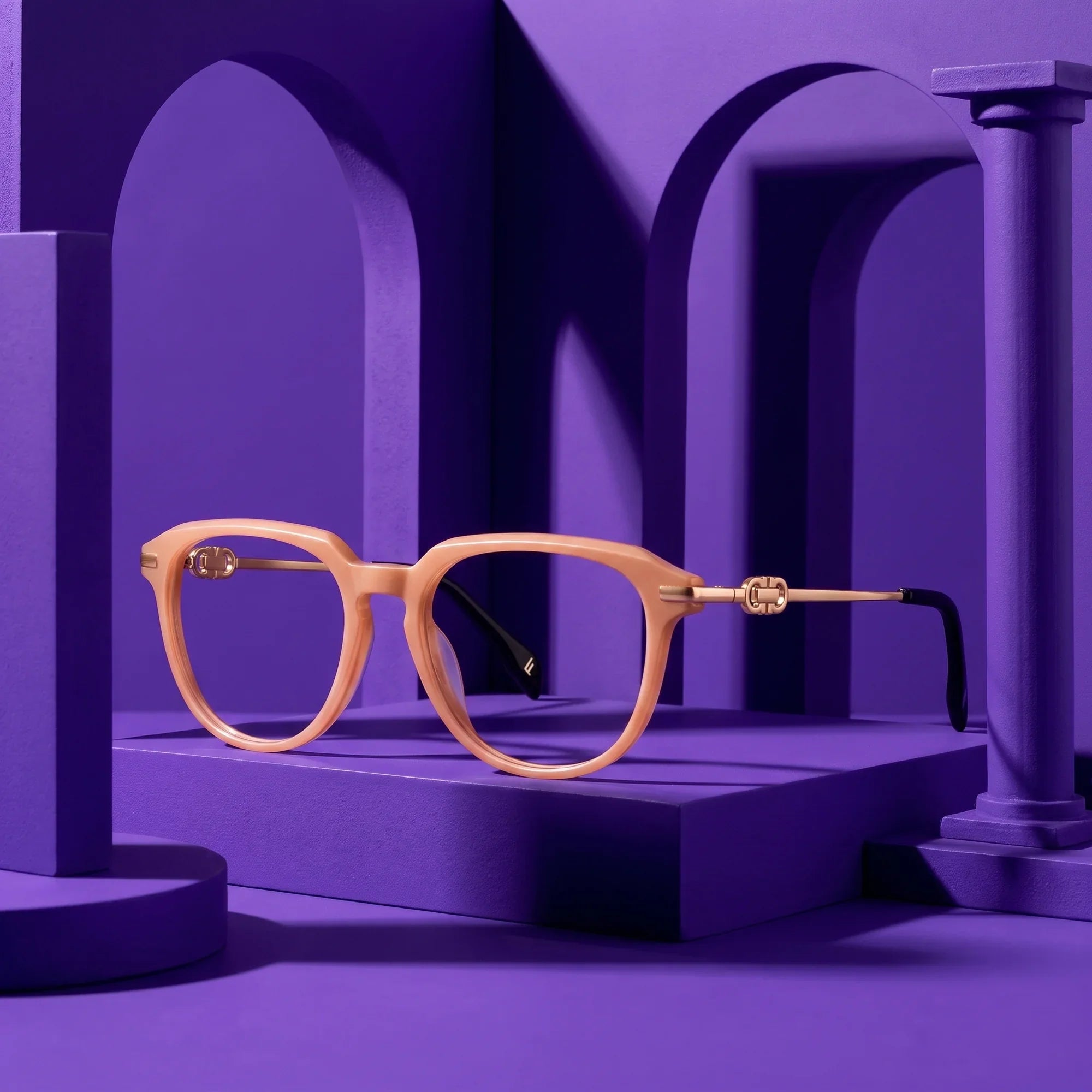 Anteojos Fiore 5409 en milky white – puesta en escena en un set arquitectónico violeta