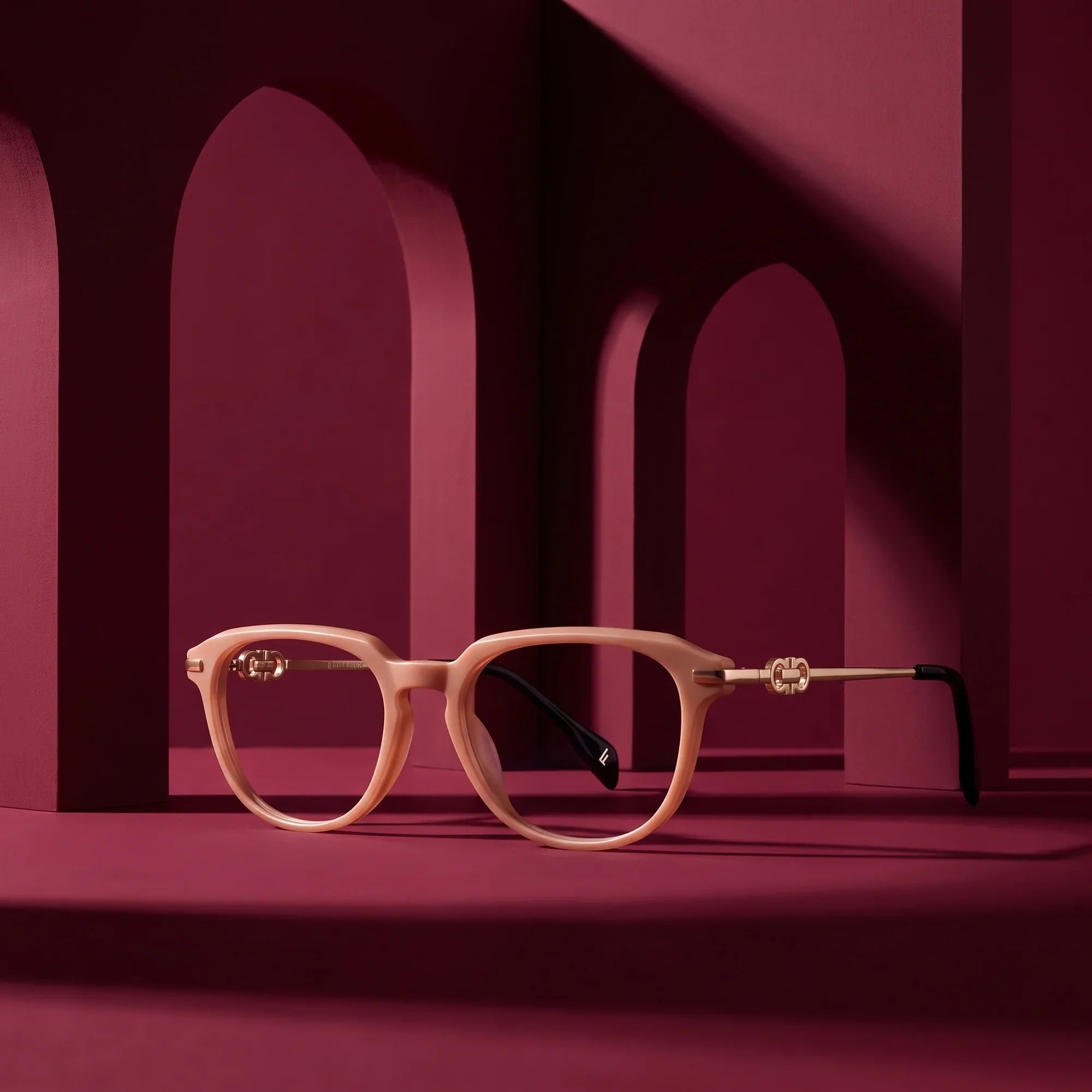 Anteojos Fiore 5409 en milky white – displayed on a burgundy podium among arches