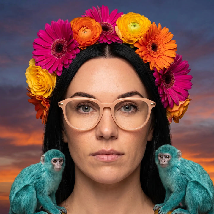 Anteojos Fiore 5409 en milky white, en modelo – retrato de campaña, retrato pictórico surrealista con corona de flores