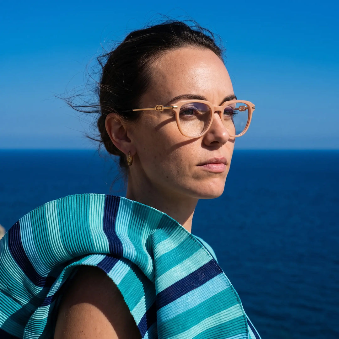 Anteojos Fiore 5409 en milky white, en modelo – retrato de campaña, retrato al viento sobre el mar azul profundo