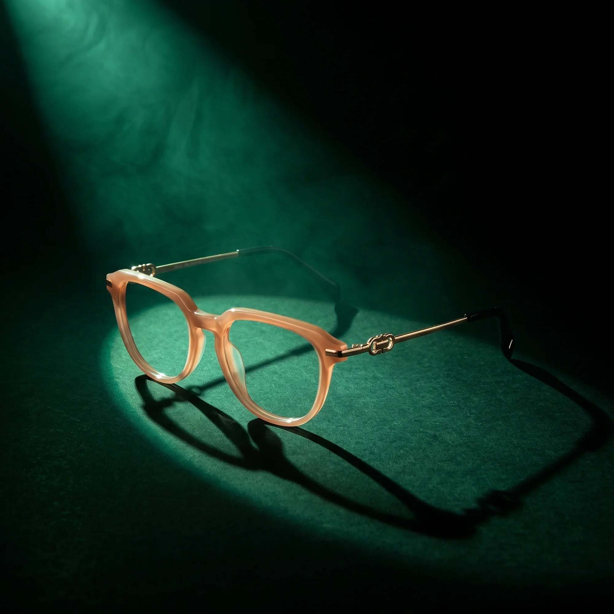 Anteojos Fiore 5409 en milky white – bajo un haz de luz teatral