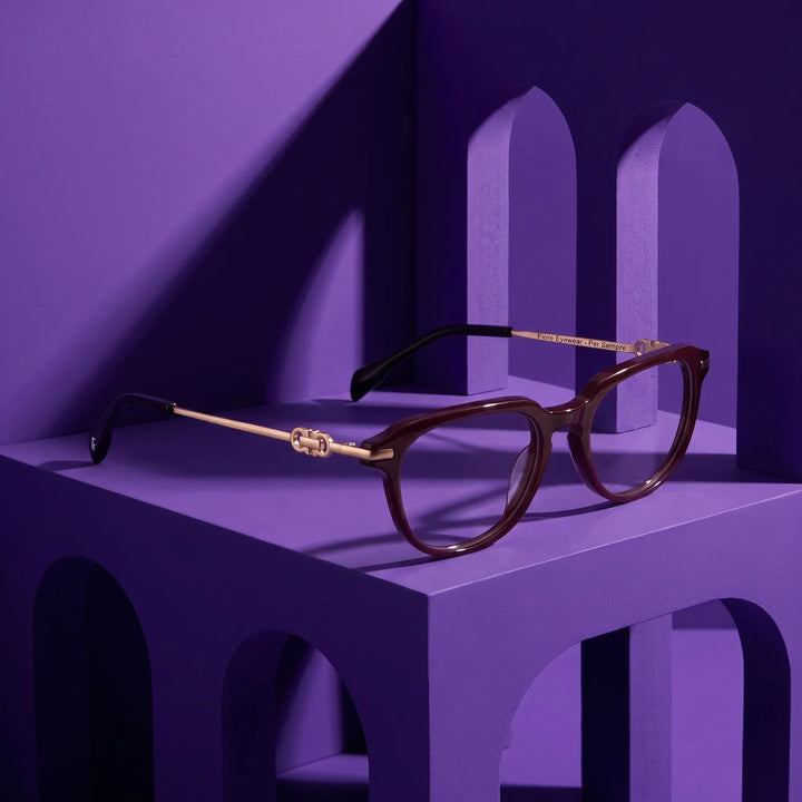 Anteojos Fiore 5409 en café rojo – still life among monochrome violet arches
