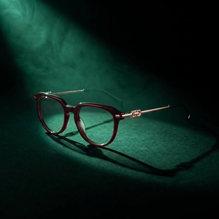Anteojos Fiore 5409 en brown red – bajo un haz de luz teatral