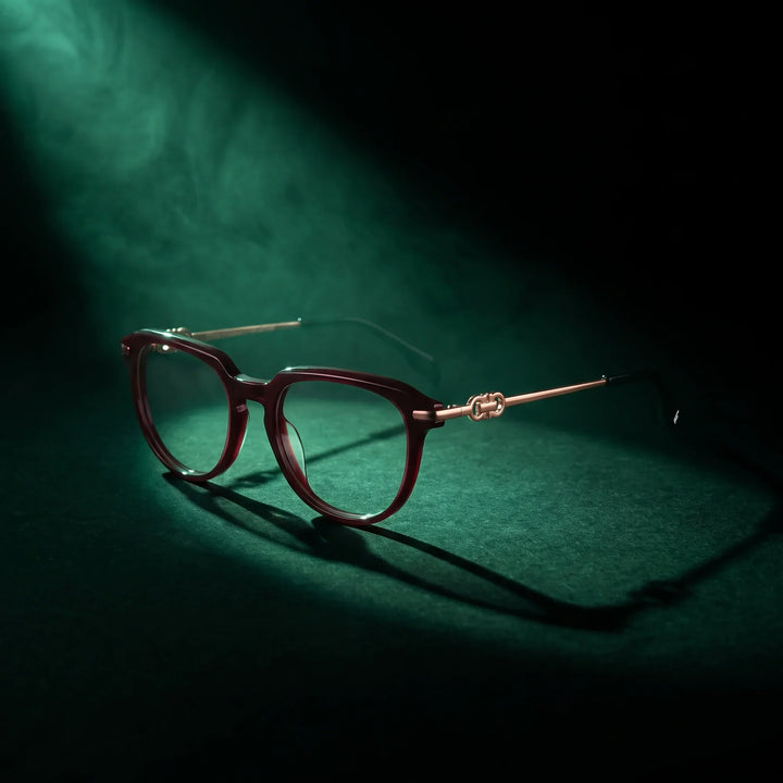 Anteojos Fiore 5409 en café rojo – bajo un haz de luz teatral