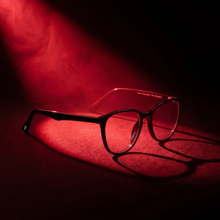 Anteojos Fiore 7046 en negro – bajo un haz de luz teatral