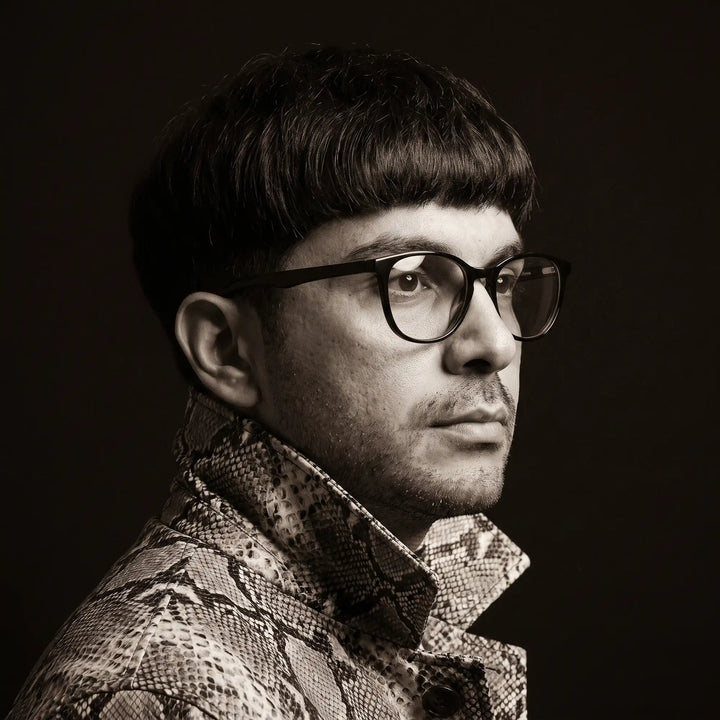 Anteojos Fiore 7046 en negro, en modelo – retrato de campaña, monochrome studio portrait, red graphic accents