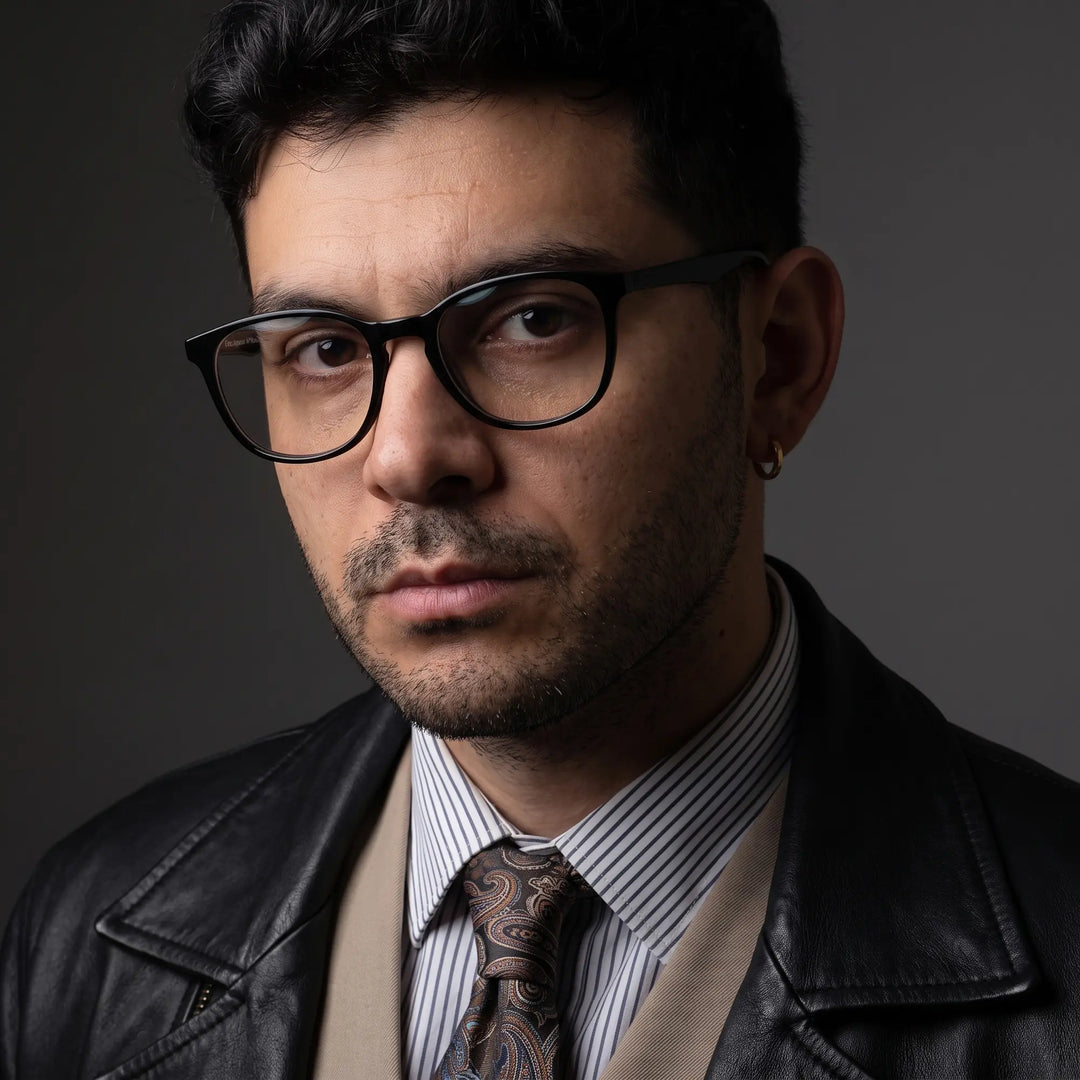 Anteojos Fiore 7046 en negro, en modelo – retrato de campaña, minimal studio portrait in soft daylight