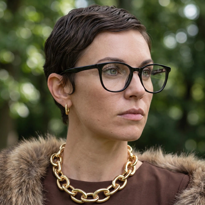 Anteojos Fiore 7046 en negro, en modelo – retrato de campaña, fur-collar portrait in dappled daylight