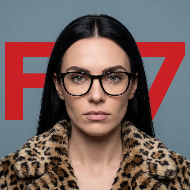 Anteojos Fiore 7046 en negro, en modelo – retrato de campaña, studio portrait with sculptural styling